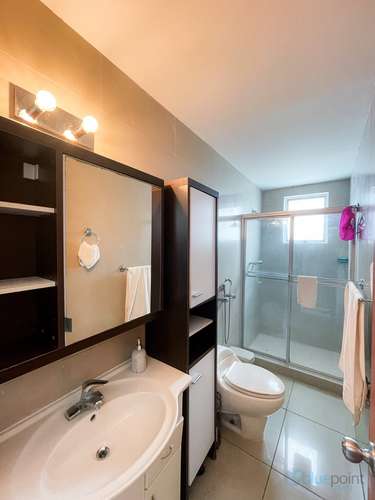 Vendo apartamento de 2 recámaras 3 baños, en Altos del Golf, 2 estacionamientos y balcón - Imagen 10