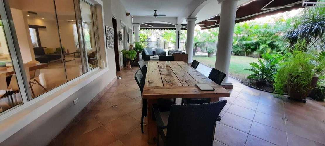 Venta Casa Remodelada 4 Recamaras Piscina y Jacuzzi 750 m2 Costa del Este - ALYC 22-8044