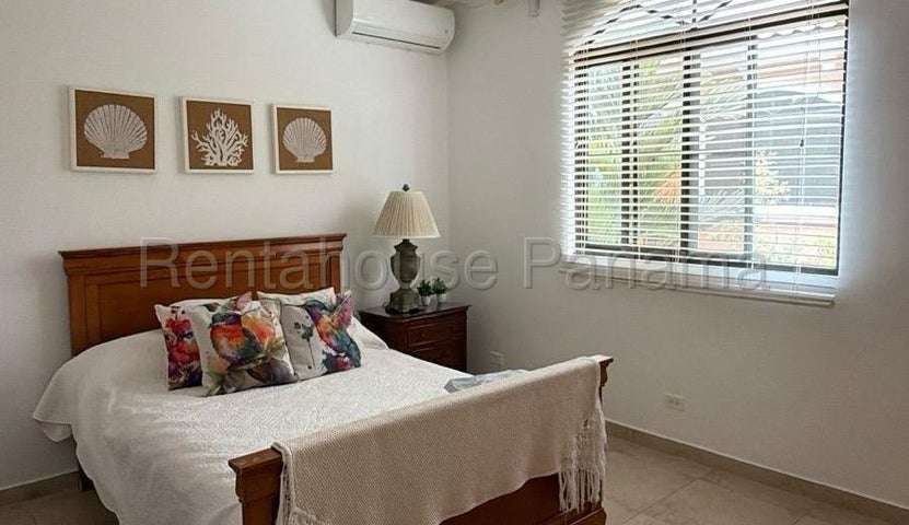 SE ALQUILA CASA CON PISCINA 450 MTS EN RESIDENCIAL EN CLAYTON 26-8985/GMB