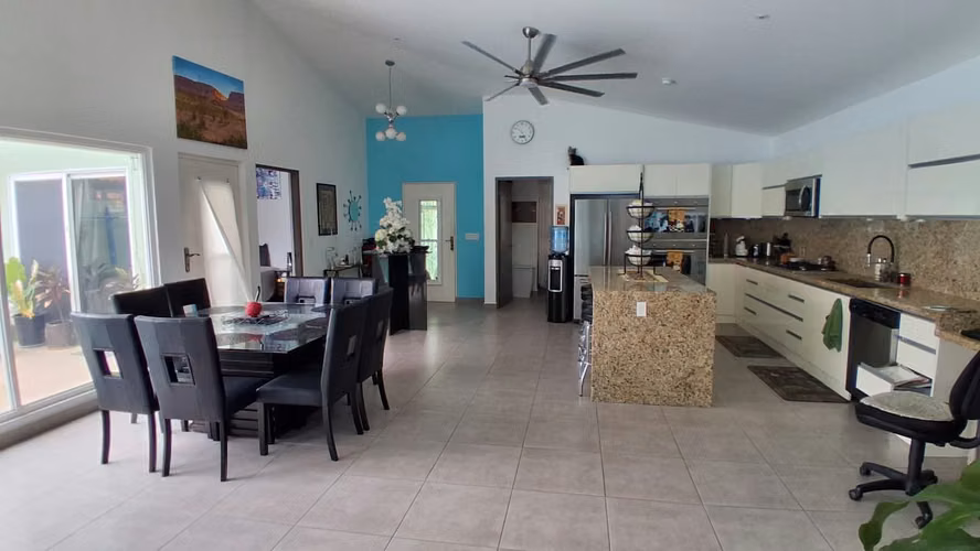 Casa Premium Full Amoblada con Piscina, Paneles Solares y BMW X5 en Coronado – $499,000