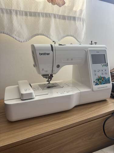 Máquina de bordar Brother PE535