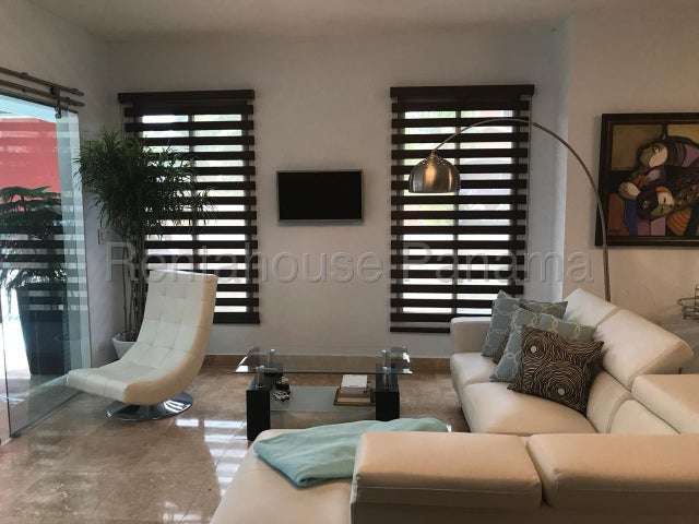 SE ALQUILA AMPLIA CASA DE 4 REC EN RESIDENCIAL UBICADO EN CLAYTON 26-8986 GMB