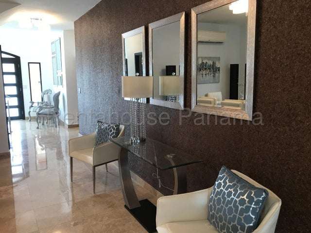 SE ALQUILA AMPLIA CASA DE 4 REC EN RESIDENCIAL UBICADO EN CLAYTON 26-8986 GMB