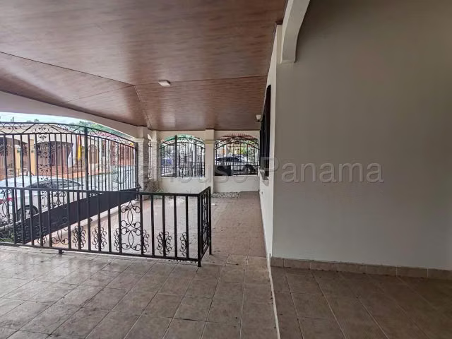 Venta de Casa en Brisas de Golf, Excelente Distribucion 27LGG2895