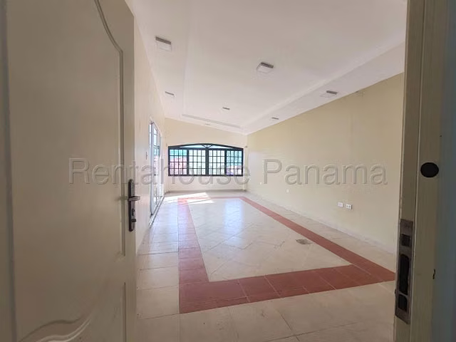 Venta de Casa en Brisas de Golf, Excelente Distribucion 27LGG2895