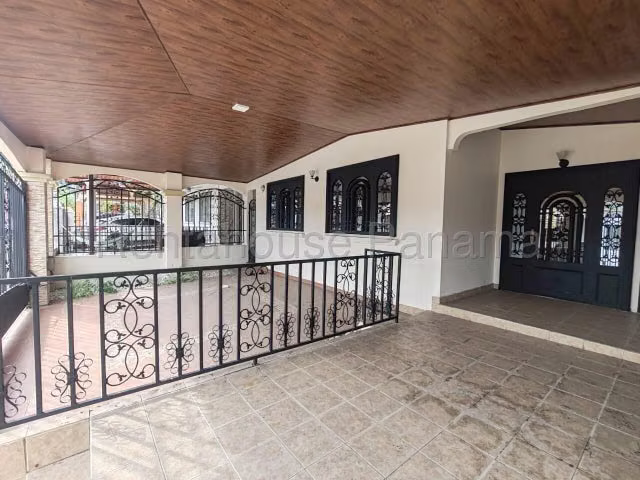 Venta de Casa en Brisas de Golf, Excelente Distribucion 27LGG2895