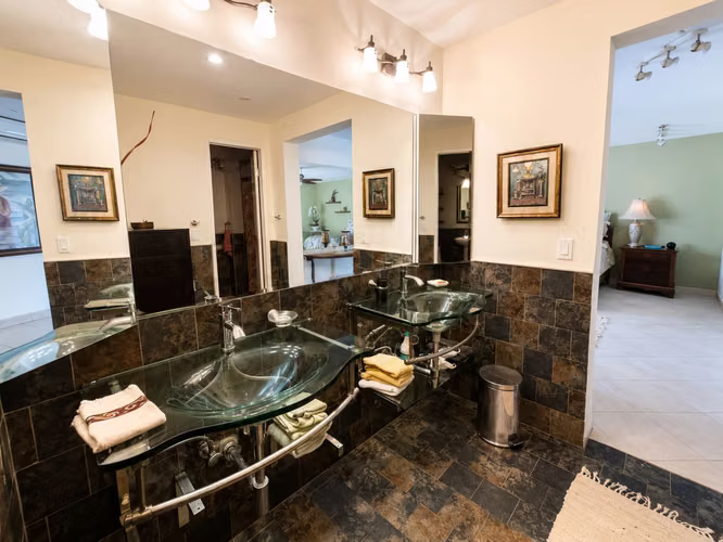 5 bedroom house with private pool in Panama City - Imagen 9