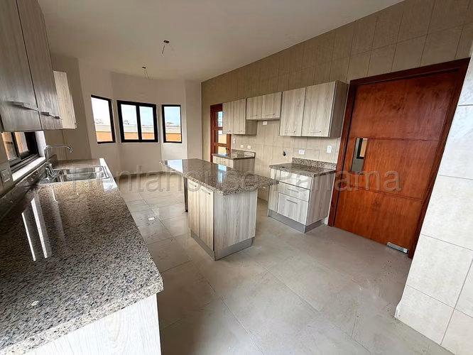 Se Vende Casa en Costa Sur LA24-2109