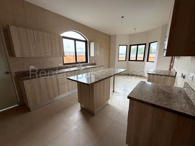 Se Vende Casa en Costa Sur LA24-2109