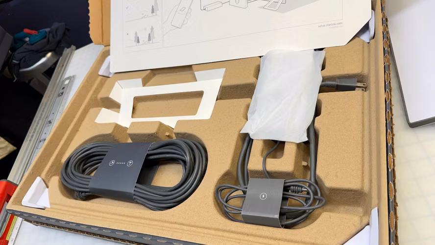 Kit Antena Satelital estándar V4 Starlink | Conecta hasta 235 dispositivos | Blanco  - Imagen 3