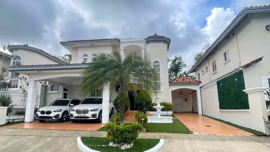 Venta de Hermosa y totalmente remodelada Casa en Centennial, PH Rainforest, Las Huacas.