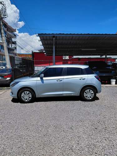 2025 Suzuki Swift - 2123 km - garantía de agencia hasta agosto 2028
