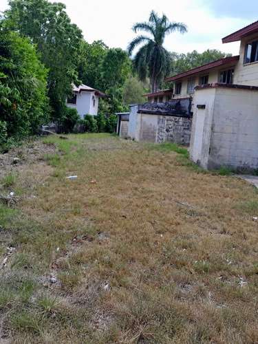 Lote en Howard de 1543m2 con casas para remodelar o tumbar.