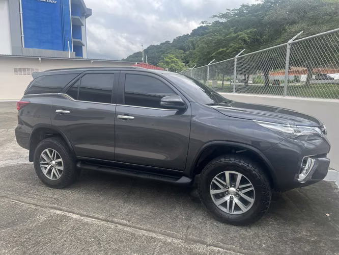 Toyota Fortuner SRV Semi Nuevo