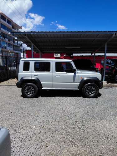 2025 Suzuki Jimny GLX - 2402 km - Garantía de agencia hasta noviembre 2028 - Imagen 2