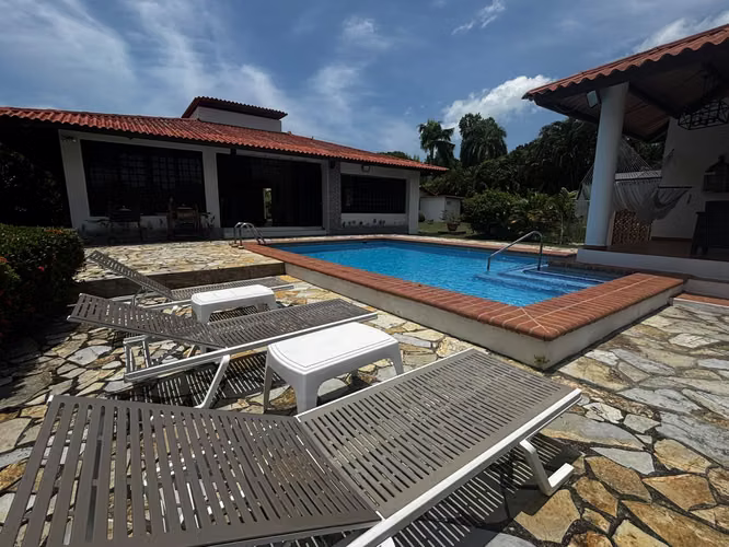 4 Bedroom Home with Pool in Coronado - Imagen 2