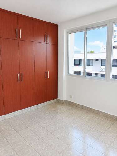 Amplio apartamento en alquiler en via Argentina - Imagen 4