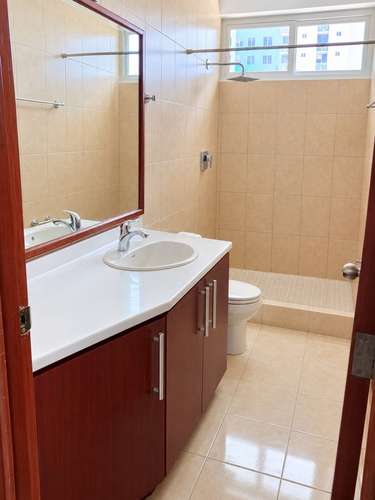 Amplio apartamento en alquiler en via Argentina - Imagen 8