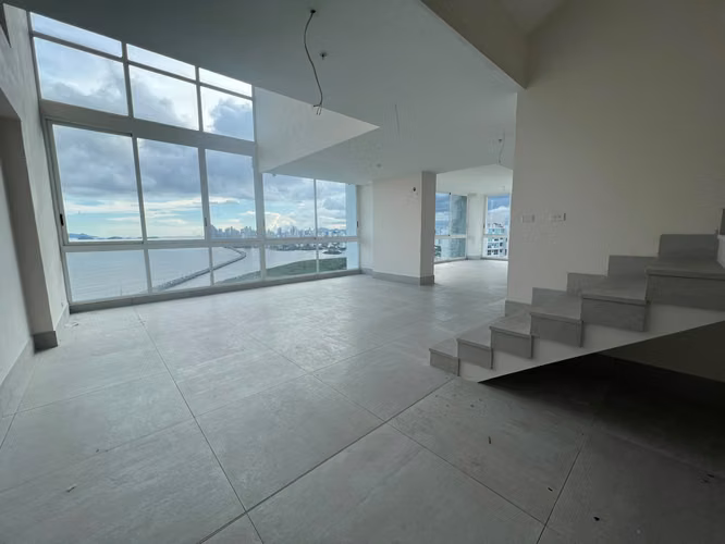 VENTA- PENTHOUSE DE 3 NIVELES CON TERRAZA EN PH ASIA COSTA DEL MAR