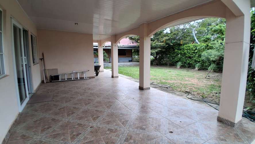 Casa de 3 recámaras en Chame  area social con piscina a solo 10 km de la playa. - Imagen 4