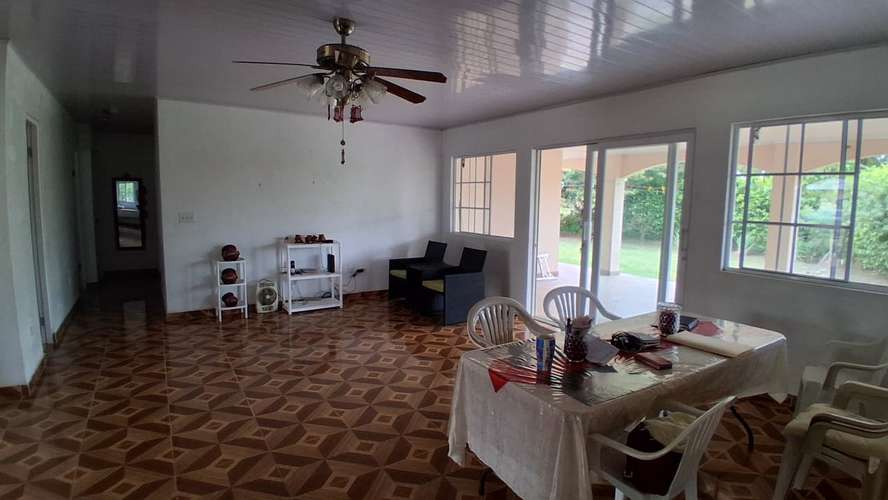 Casa de 3 recámaras en Chame  area social con piscina a solo 10 km de la playa. - Imagen 13