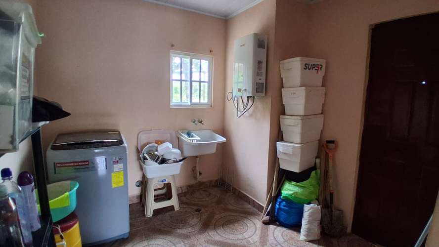 Casa de 3 recámaras en Chame  area social con piscina a solo 10 km de la playa. - Imagen 12
