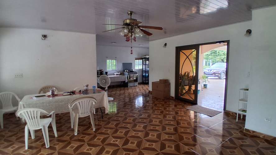 Casa de 3 recámaras en Chame  area social con piscina a solo 10 km de la playa. - Imagen 3