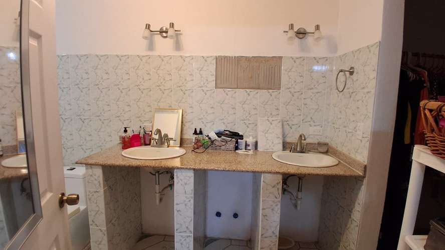 Casa de 3 recámaras en Chame  area social con piscina a solo 10 km de la playa. - Imagen 10