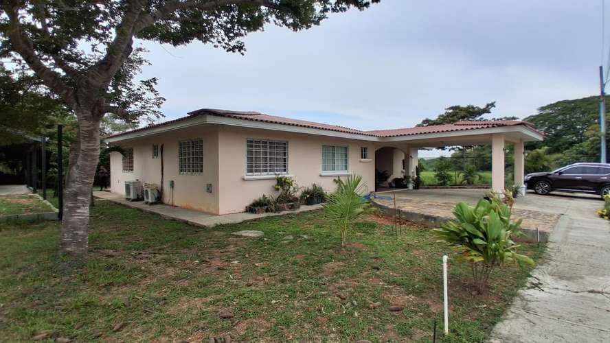 Casa de 3 recámaras en Chame  area social con piscina a solo 10 km de la playa. - Imagen 2