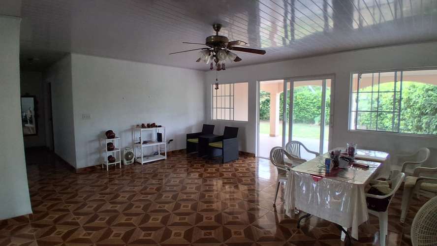 Casa de 3 recámaras en Chame  area social con piscina a solo 10 km de la playa. - Imagen 16
