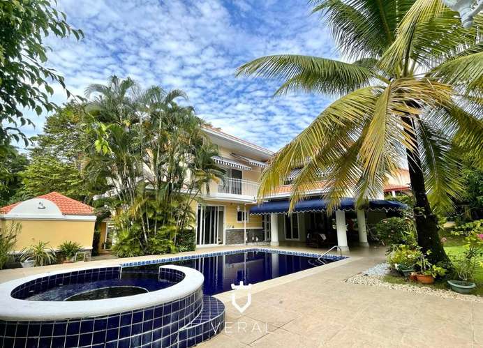 Venta de Casa de 500m2 con piscina en Clayton - Camino de Cruces (MM)