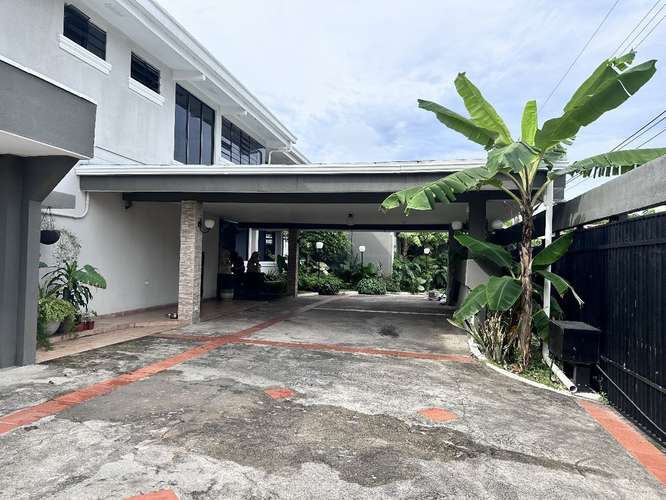 Exclusiva residencia de 4 recámaras con piscina y jardín en Altos de Betania, Ciudad de Panamá - Imagen 2