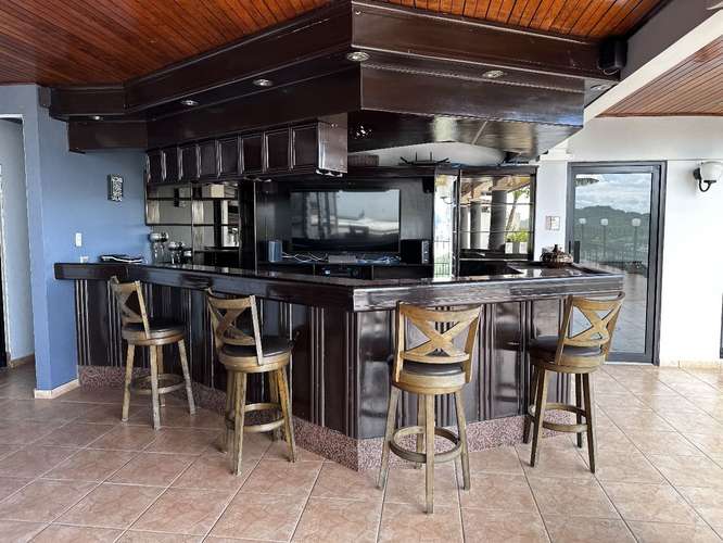 Exclusiva residencia de 4 recámaras con piscina y jardín en Altos de Betania, Ciudad de Panamá - Imagen 12