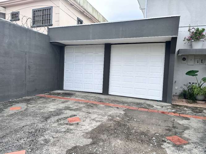 Exclusiva residencia de 4 recámaras con piscina y jardín en Altos de Betania, Ciudad de Panamá - Imagen 9