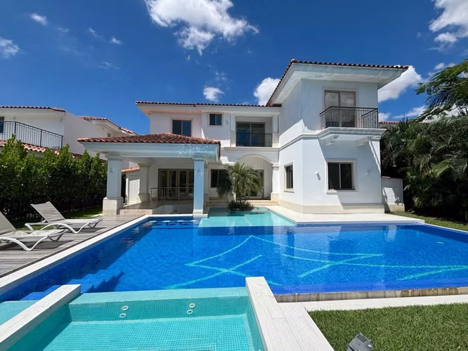Residencia Exclusiva en Fairway Estates, Santa María