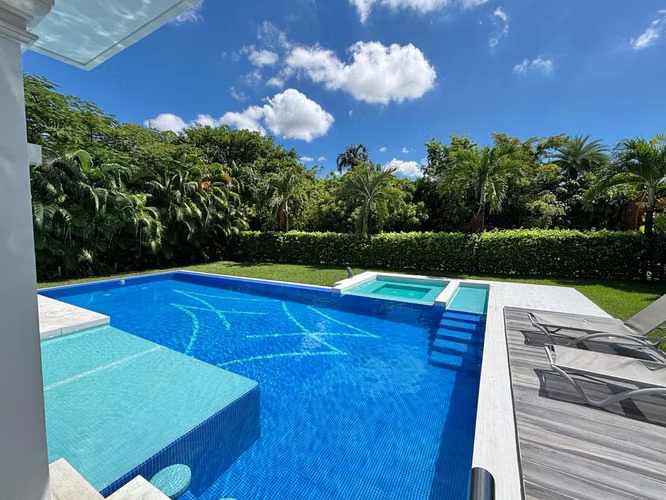 Residencia Exclusiva  de 4 Recamaras en Fairway Estates, Santa María - Imagen 2
