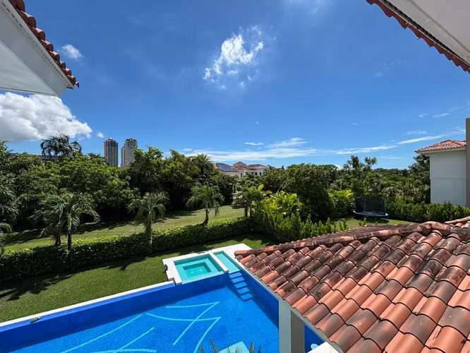Residencia Exclusiva  de 4 Recamaras en Fairway Estates, Santa María - Imagen 17