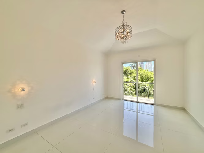 Residencia Exclusiva  de 4 Recamaras en Fairway Estates, Santa María - Imagen 14