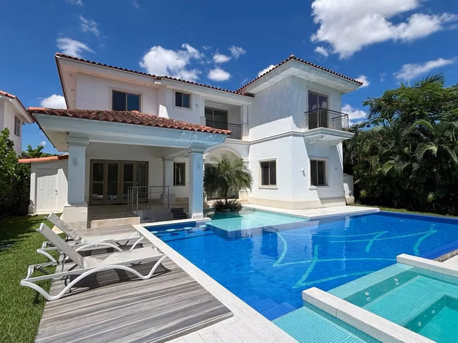 Residencia Exclusiva  de 4 Recamaras en Fairway Estates, Santa María