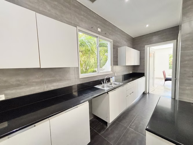 Residencia Exclusiva  de 4 Recamaras en Fairway Estates, Santa María - Imagen 8