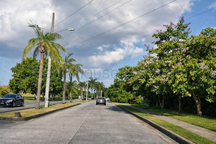 SE VENDE HERMOSA CASA DE 204 MTS EN PASEO DE NORTE 26-7354/GMB
