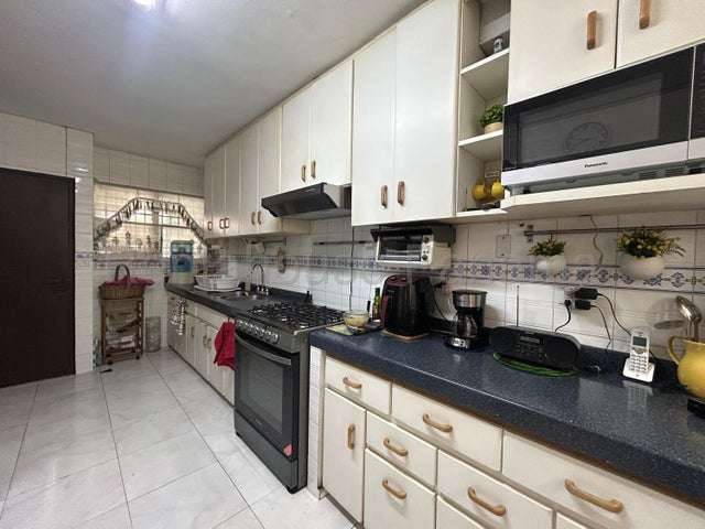SE VENDE AMPLIA CASA DE  3 NIVELES EN BETANIA 26-6553/GMB - Imagen 5