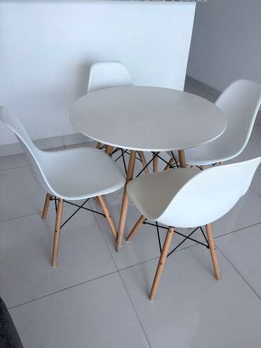 Mesa comedor y 4 sillas 