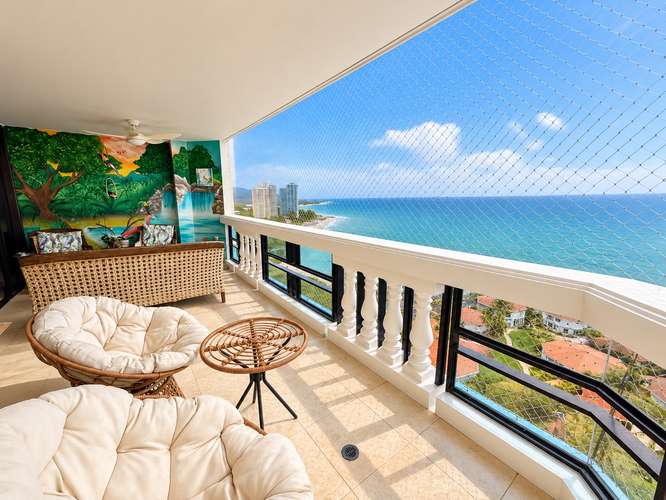 Apartamento amueblado con depósito adicional y vehículo incluido en Coronado Country Club