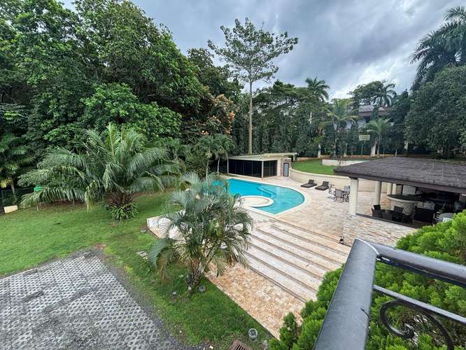 VENTA EXCUSIVA CASA Y TERRENO EN CLAYTON