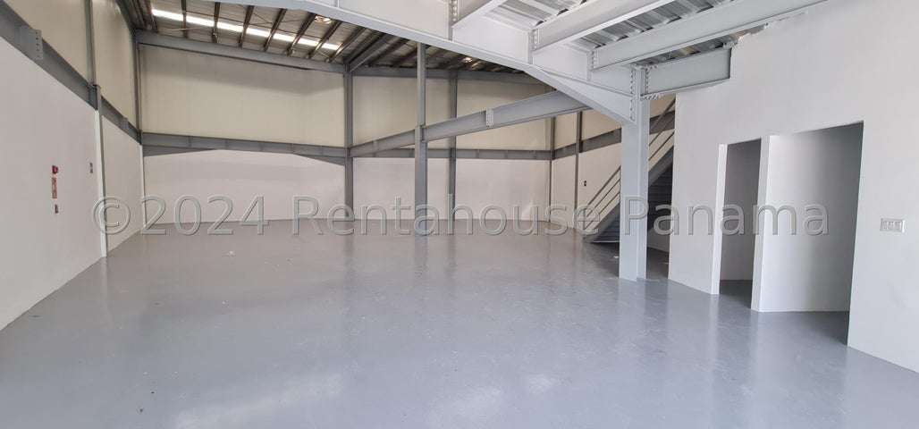 Galera en Venta Parque Lefevre 25EPP379