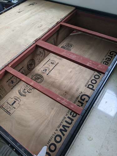Cama tipo caja muy bien mantenida con mucho espacio de almacenamiento. - Imagen 2