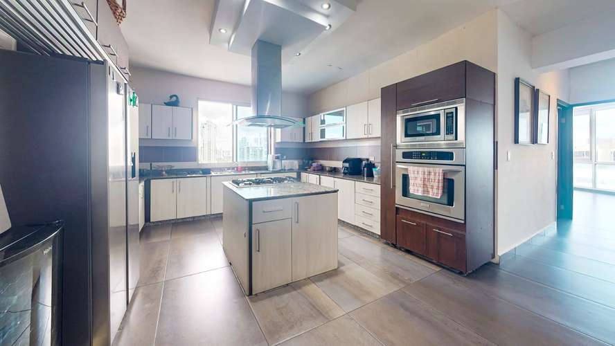 Venta de amplio apartamento con 3 estacionamientos y depósito en Infinity – San Francisco - Imagen 9