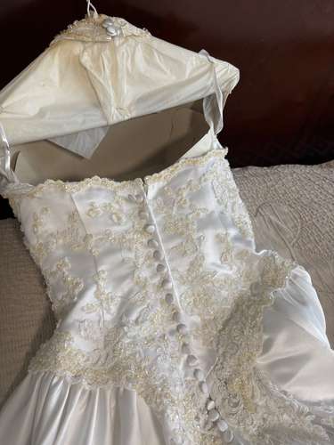 Hermoso vestido de novia, incluye velo y tiara. 