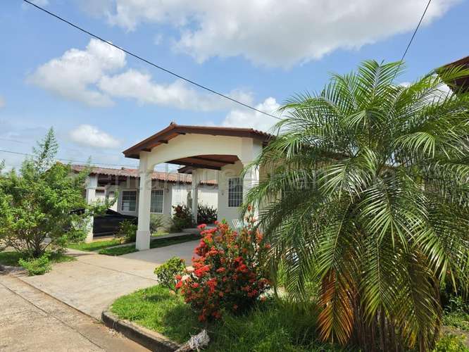 Venta de Casa en Brisas del Golf Arraijan 27-1536CM